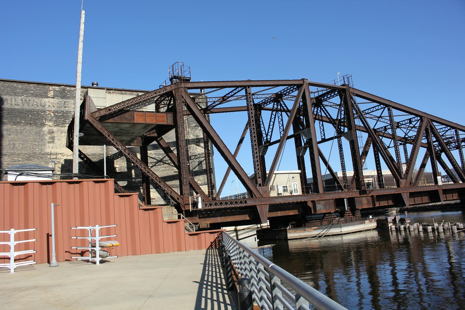 South (counterweight) arm